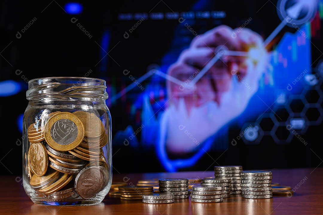 Pote cheio de moeda conceito de poupança