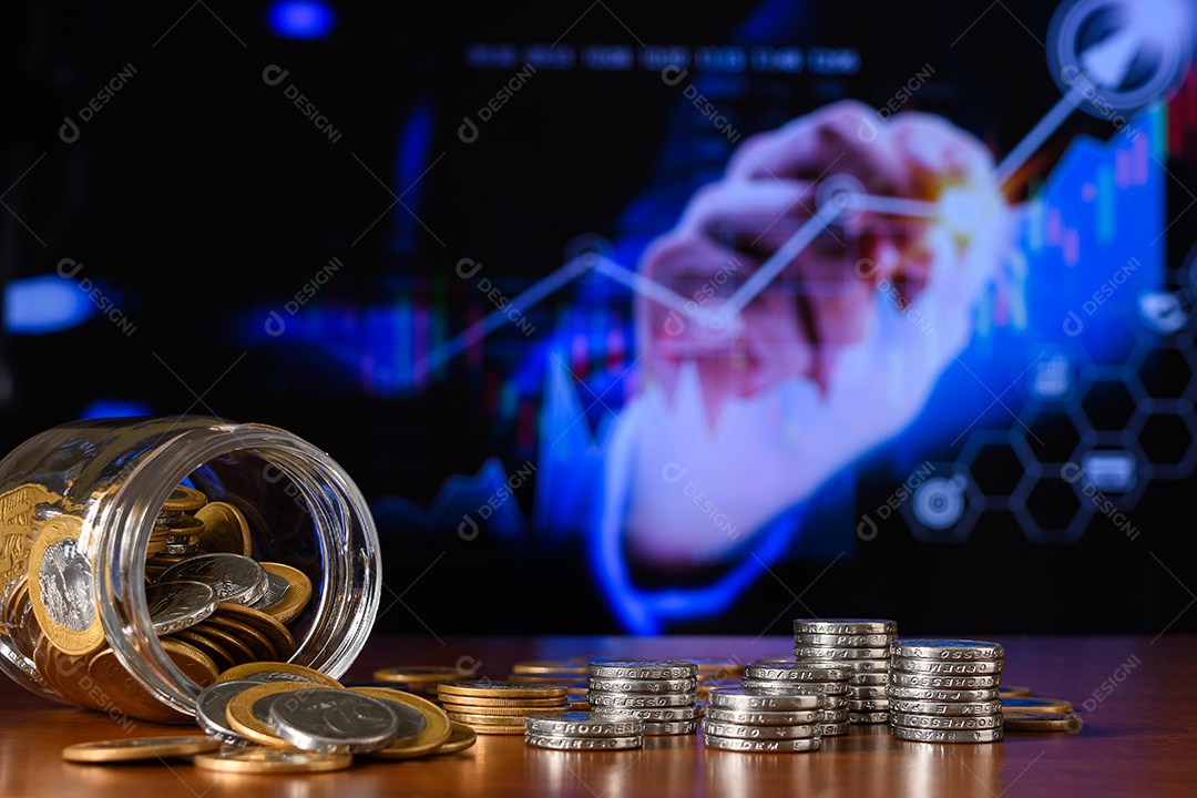 Conceito de poupança moedas no pote de vidro