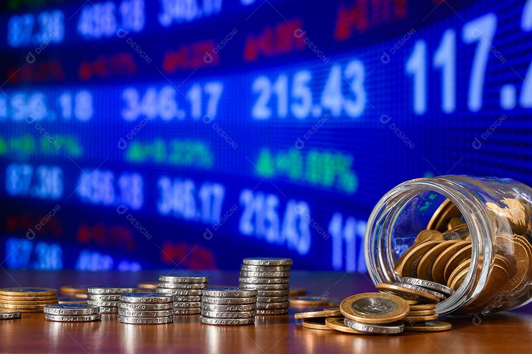 Pote com moedas conceito de poupança