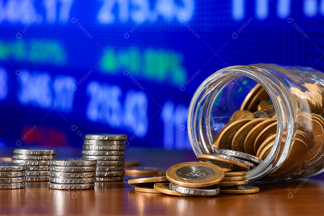 Pote de vidro com muitas moedas e fundo de um gráfico