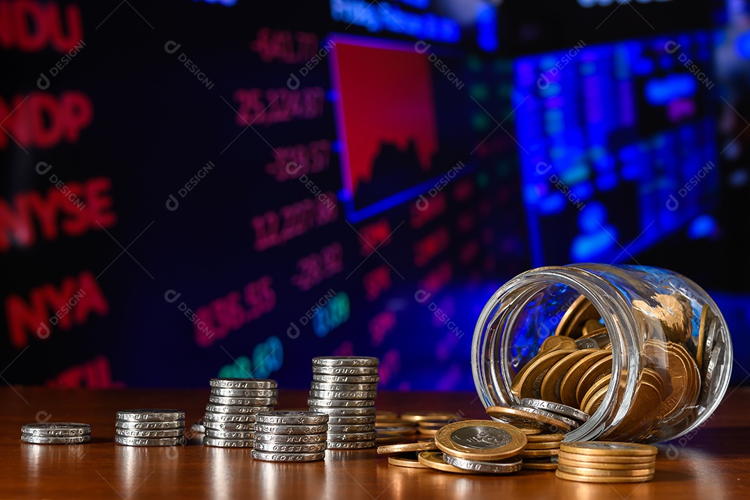 Pote de vidro com muitas moedas e fundo de um gráfico