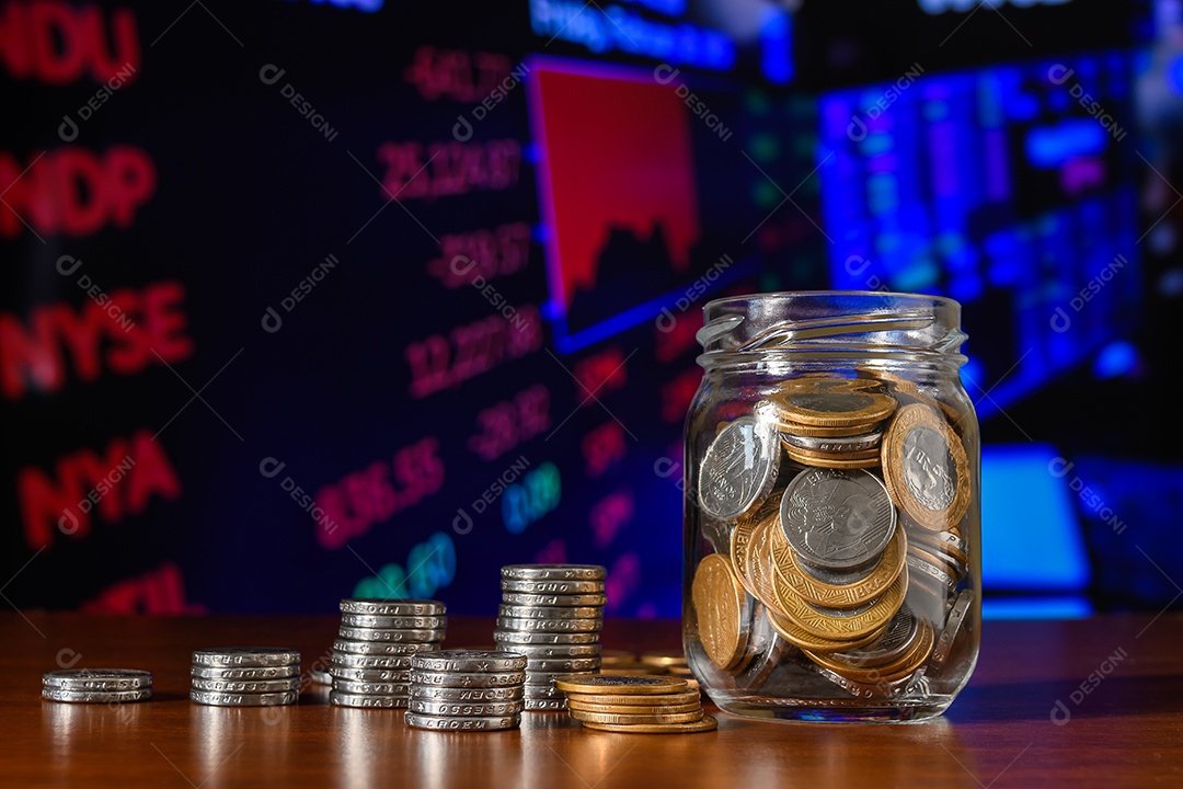 Pote cheio de moedas sobre uma mesa de madeira