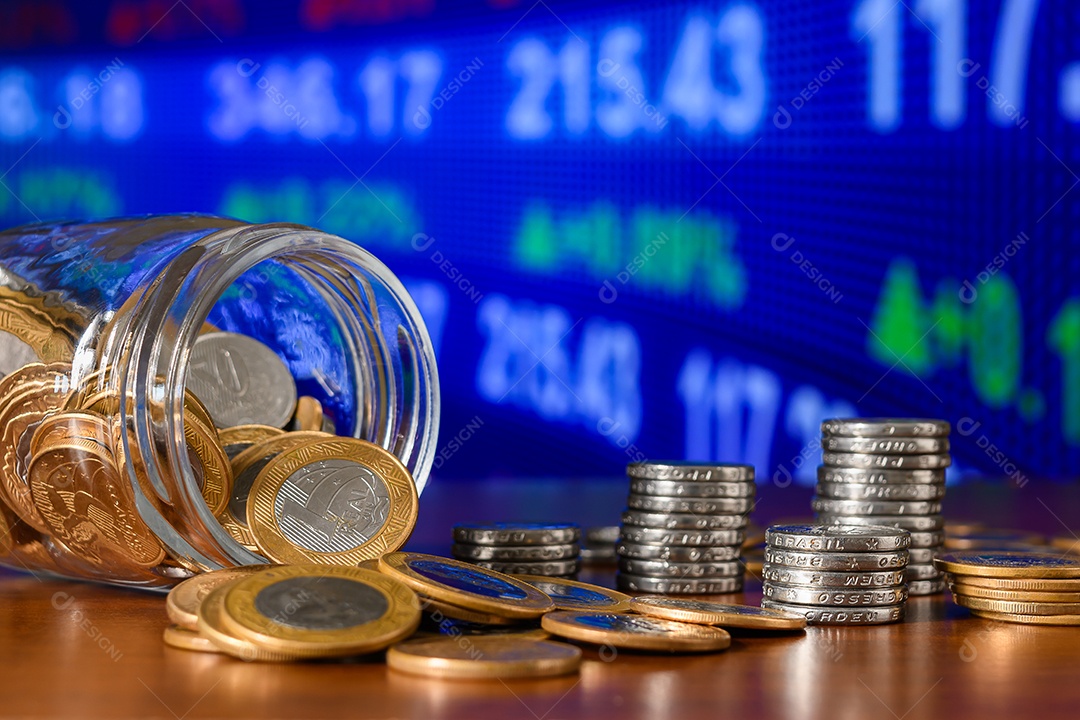 Pote de vidro com muitas moedas e fundo de um gráfico