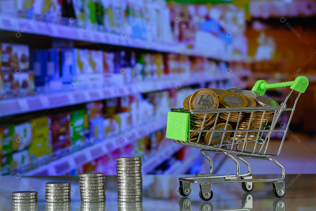 Carrinho de compra com muitas moedas sobre uma mesa