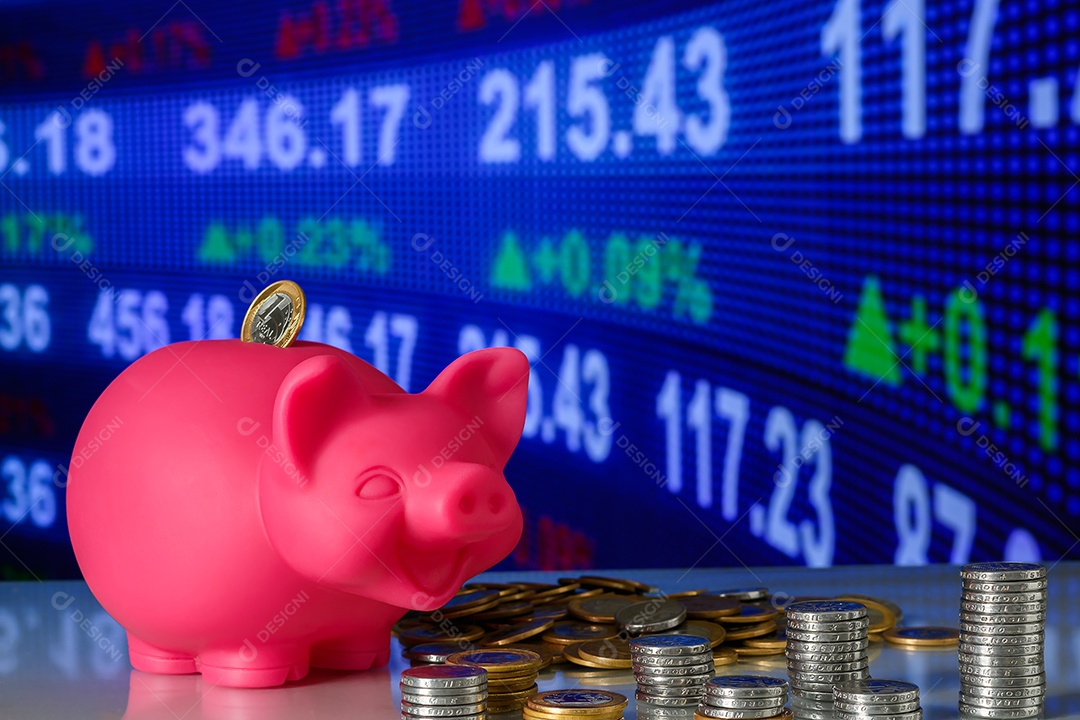 Porco com muitas moedas simbolizando economia