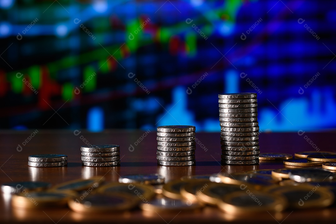 Cinquentas centavos e outras moedas em cima de uma mesa