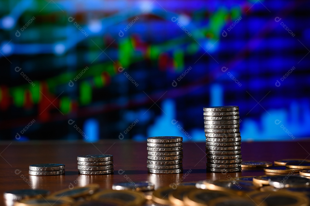 Cinquentas centavos e outras moedas em cima de uma mesa