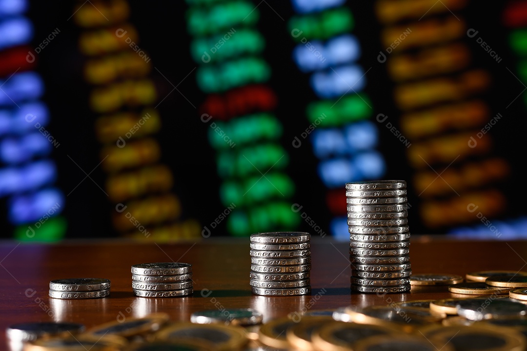 Moedas de cinquenta centavos empilhadas sobre uma mesa