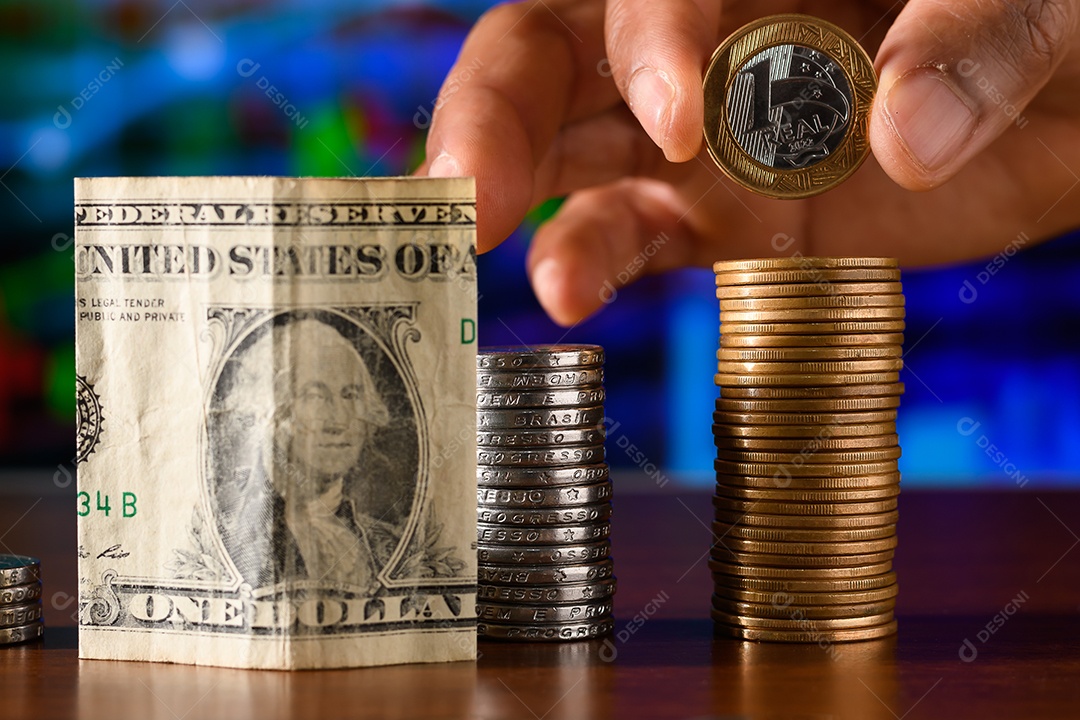 Mão empilhando moedas sobre fundo de um gráfico