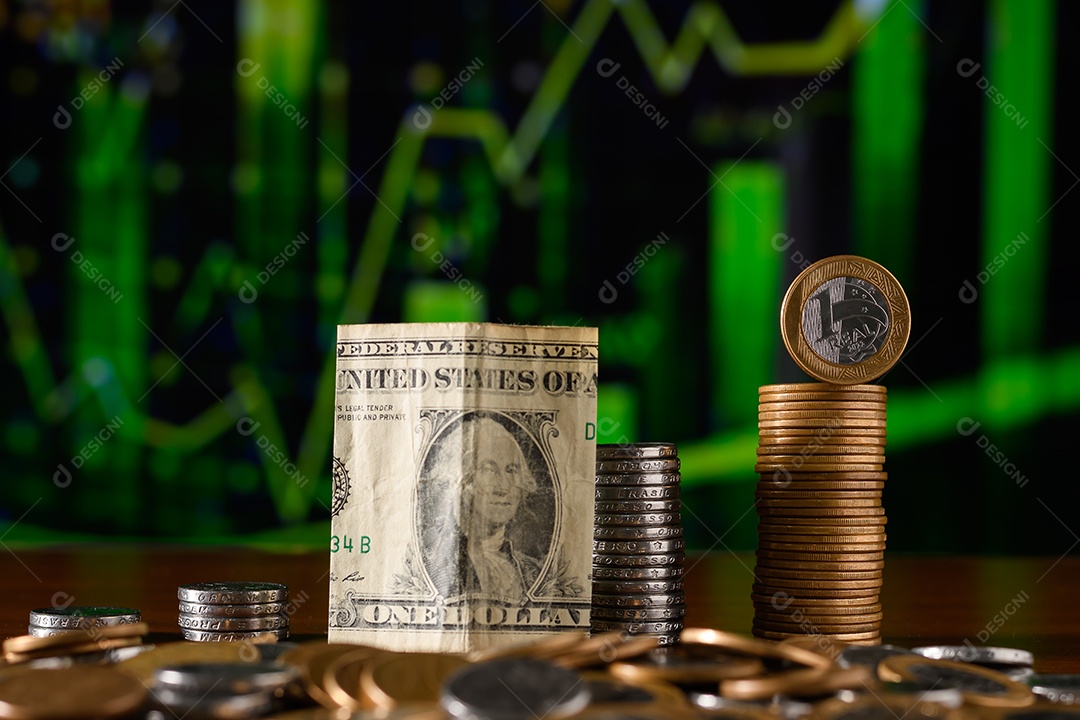 Várias moedas empilhadas e notas de dinheiro sobre uma mesa