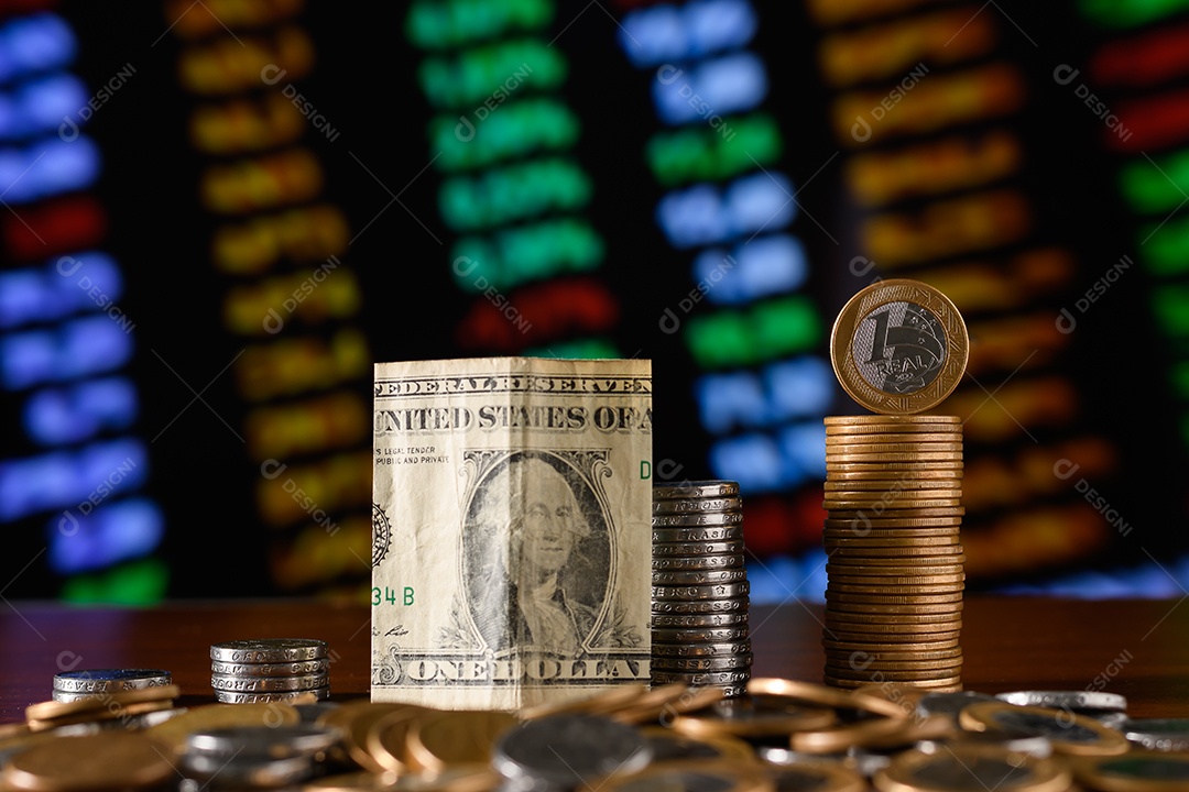 Muitas moedas e uma nota de dinheiro sobre uma mesa