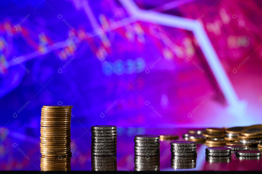 Moedas empilhadas sobre uma mesa de cinquenta e um real