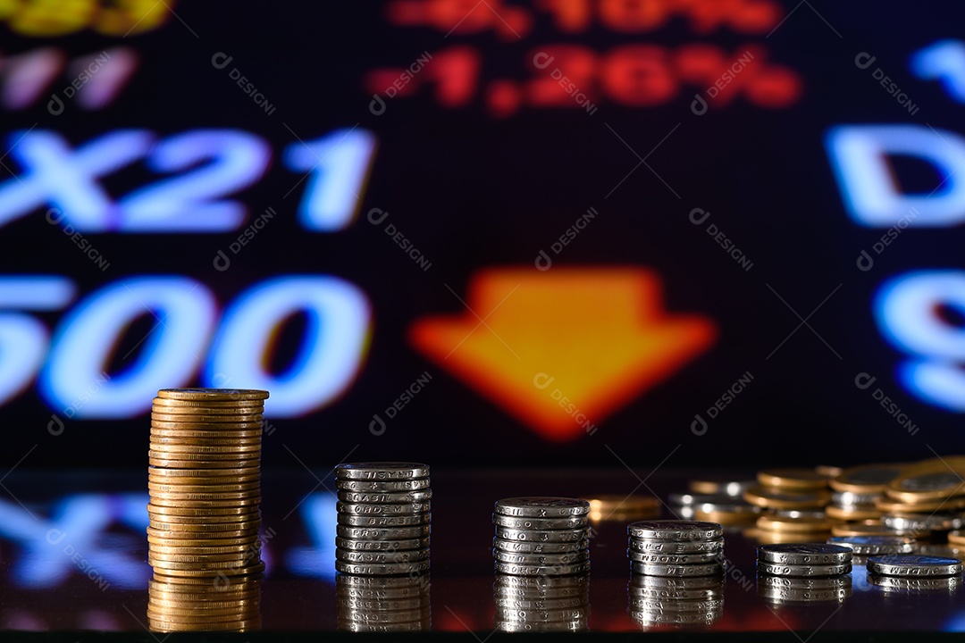 Moedas empilhadas sobre uma mesa de madeira