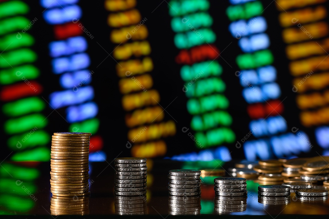 Moedas de um real e cinquenta centavos empilhadas