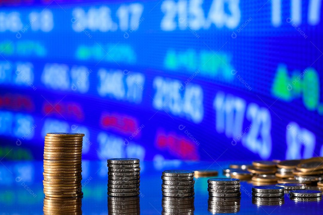 Moedas de um real e cinquenta centavos empilhadas