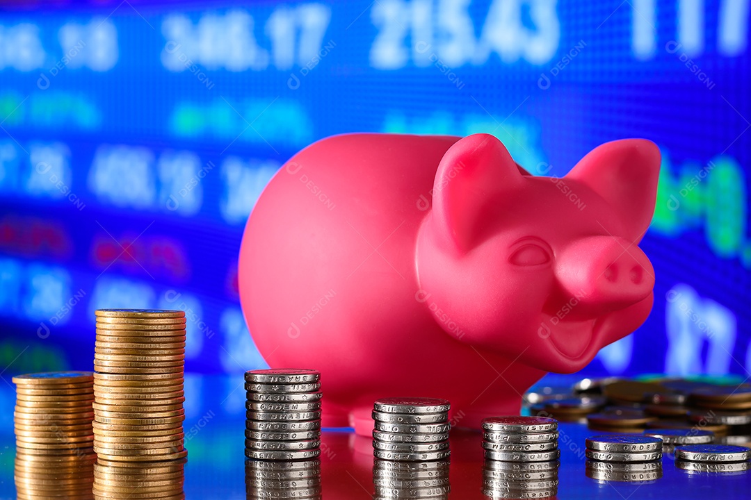 Moedas de um real empilhadas sobre uma mesa