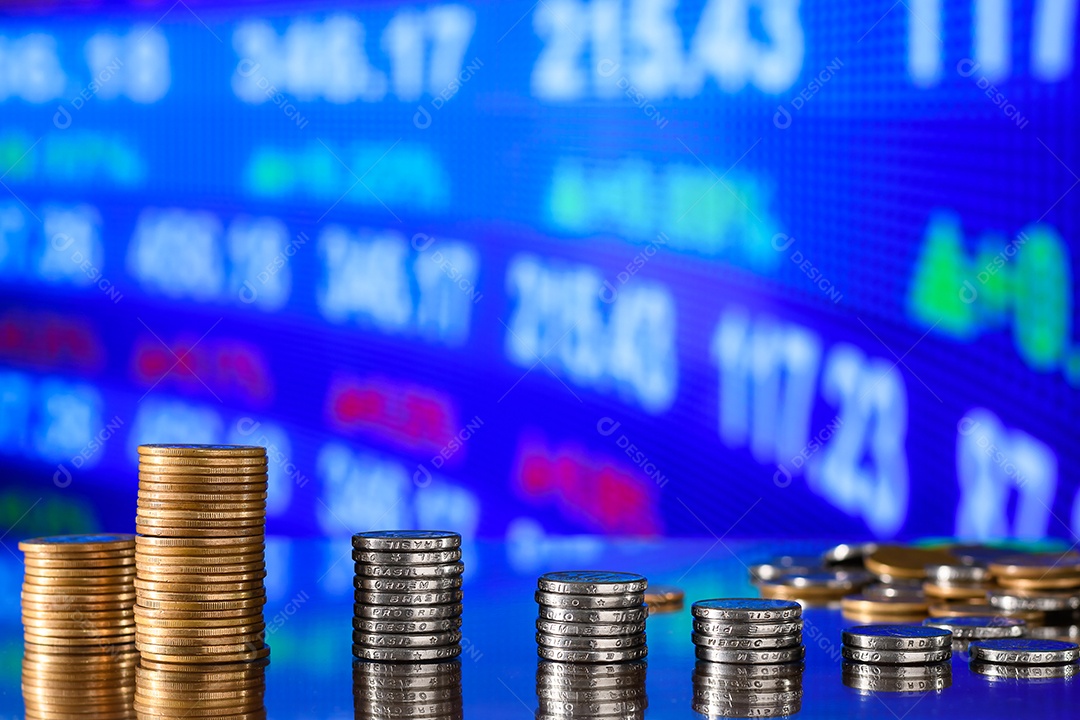 Muitas moedas empilhadas de um real