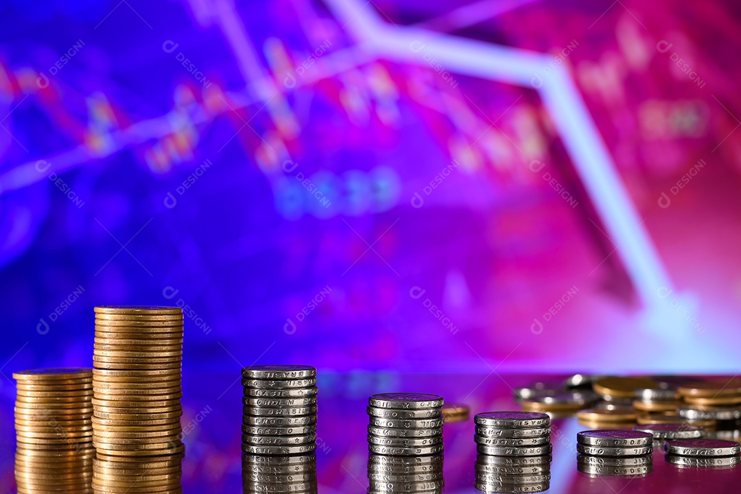 Moedas de um real e cinquenta centavos empilhadas