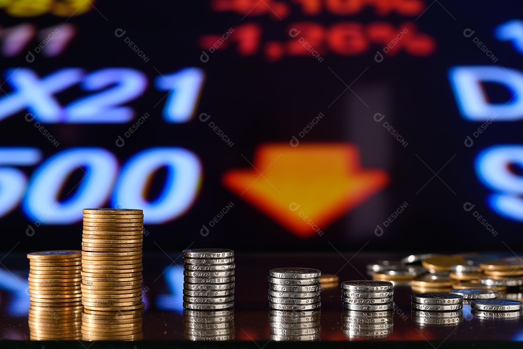 Moedas empilhadas sobre uma mesa