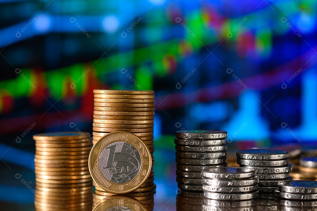 Muitas moedas de um real e cinquenta centavos empilhadas