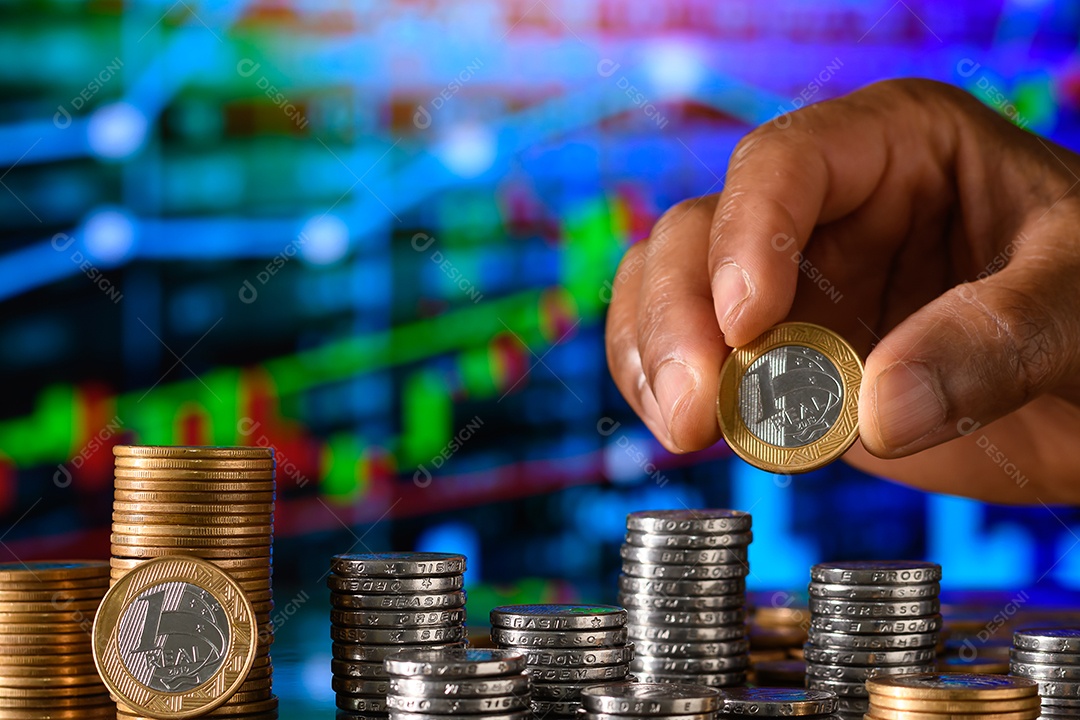 Mãos empilhando moedas sobre fundo de gráfico