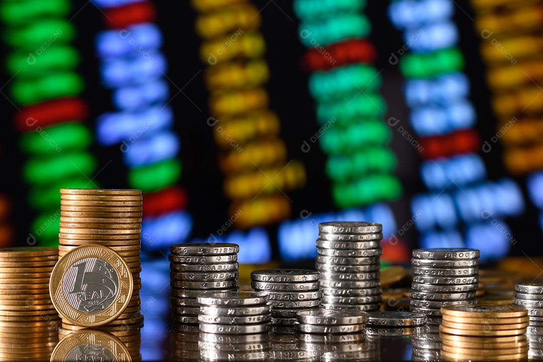 Moedas de um real e cinquenta centavos empilhadas