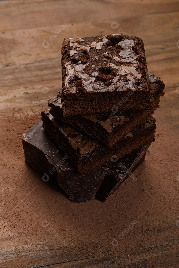 Brownies empilhados sobre uma mesa