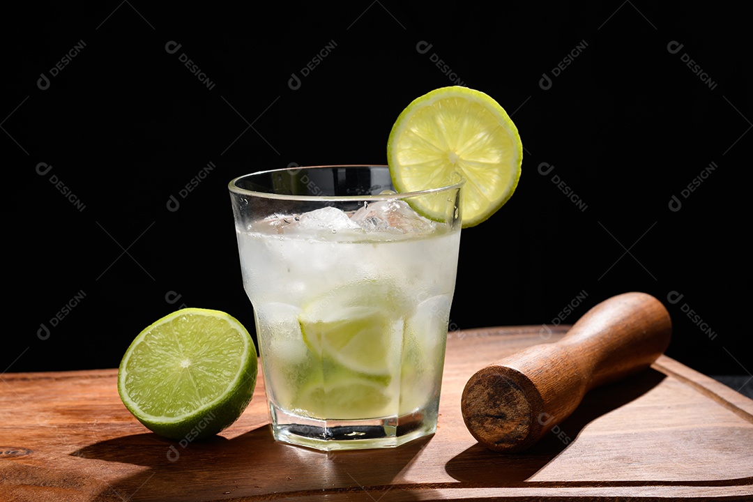 Caipirinha deliciosa com borda de limão