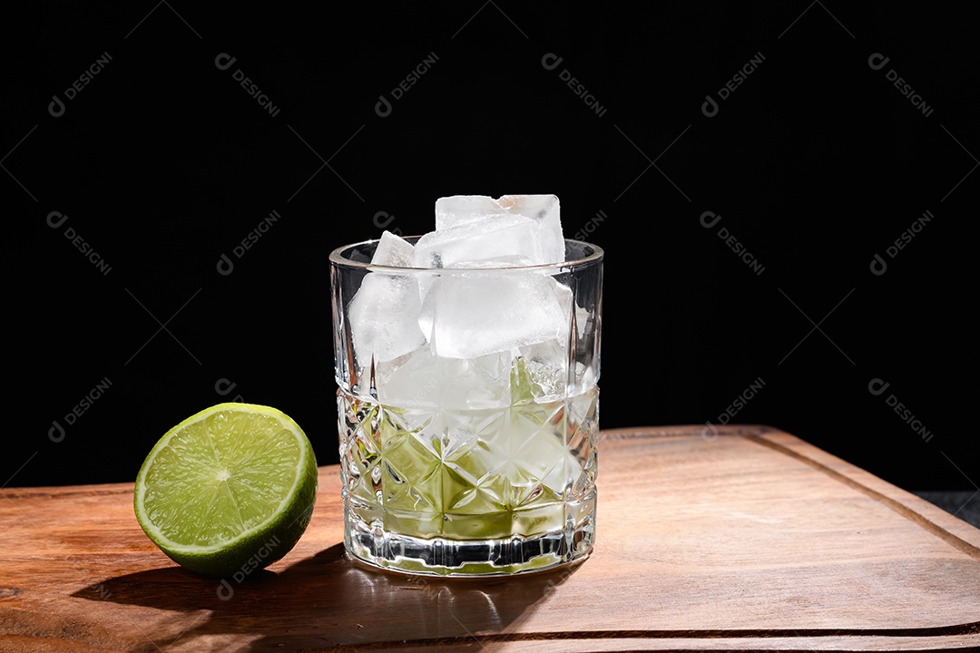 Copo com limão e gelos para caipirinha