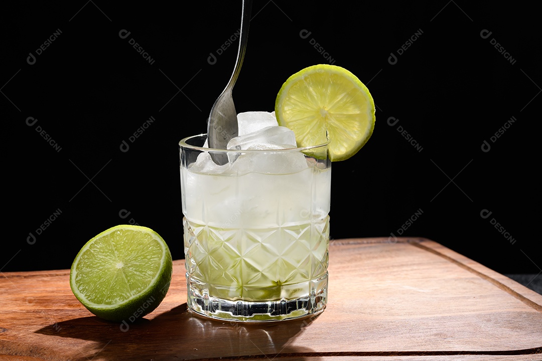 Copo com caipirinha de limão delicioso