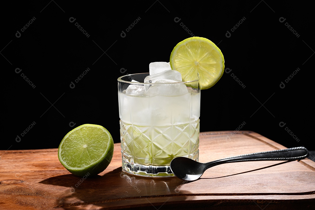 Caipirinha em um lindo copo sobre tábua de madeira