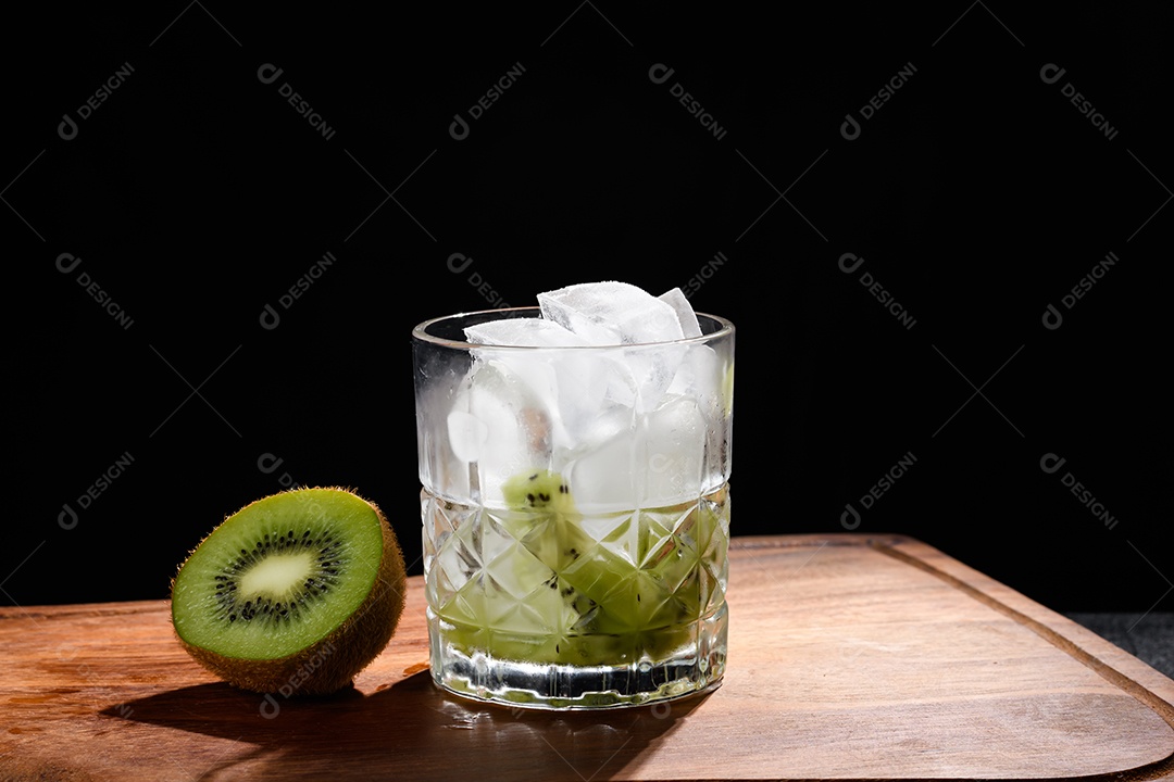 Copo com caipirinha de kiwi
