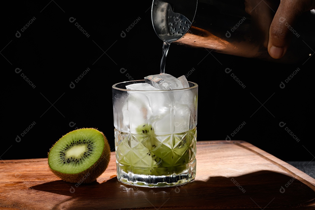 Copo com caipirinha de kiwi