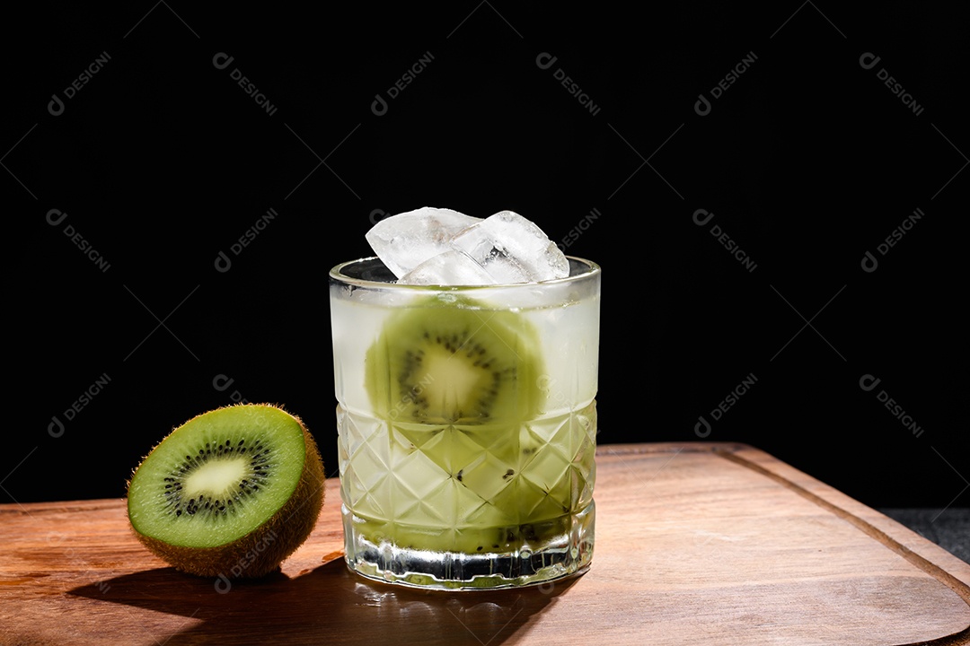 Copo de caipirinha com kiwi e gelo