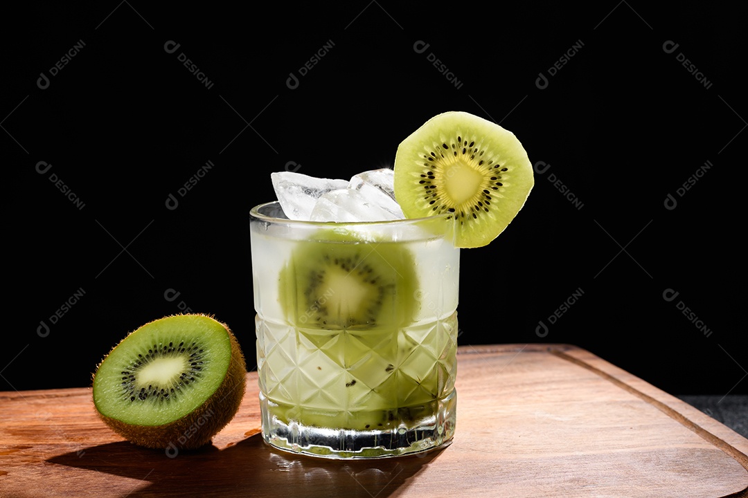 Caipirinha deliciosa de kiwi e limão