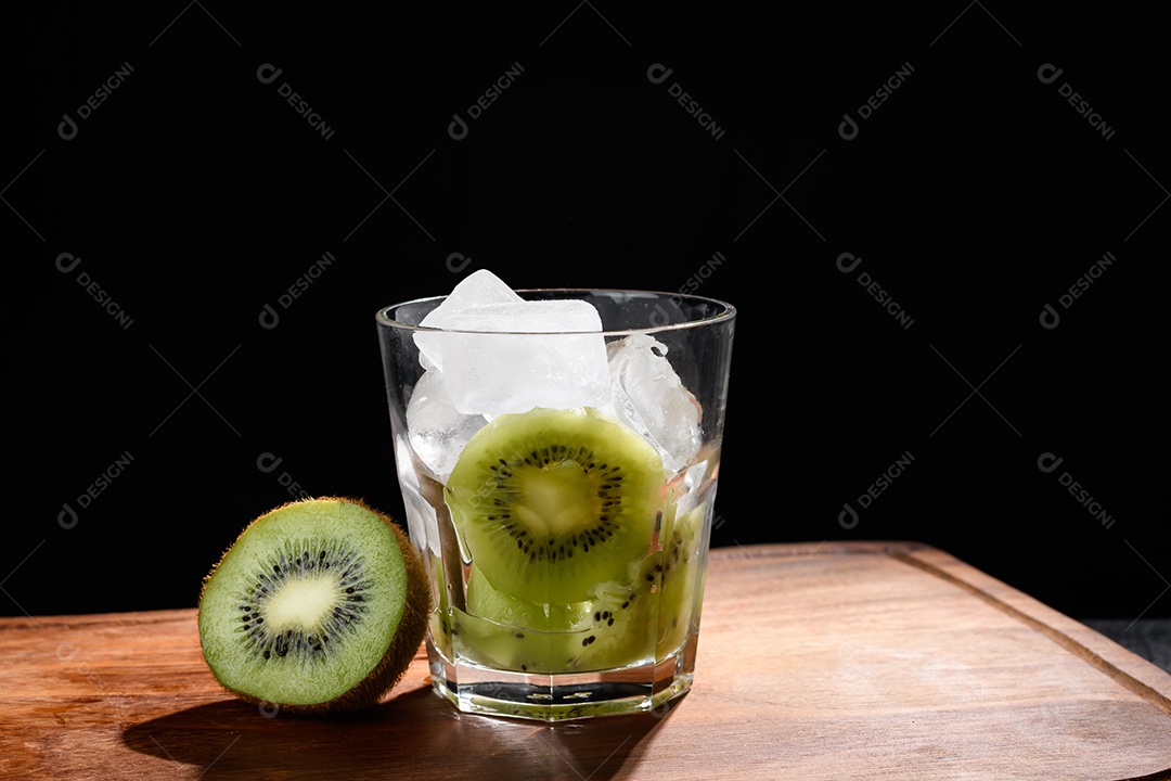 Copo de caipirinha com kiwi e gelo