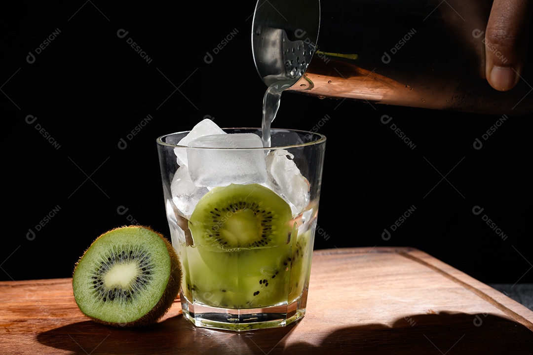 Caipirinha deliciosa de kiwi e limão