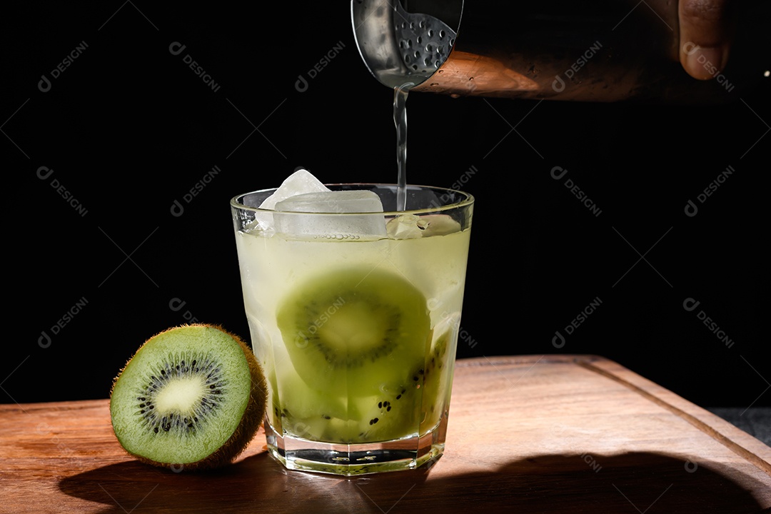 Caipirinha deliciosa de kiwi e limão