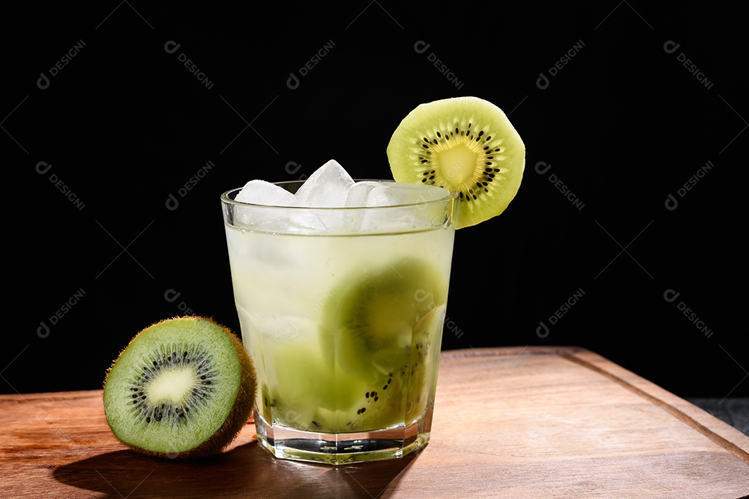 Um copo de caipirinha com kiwi
