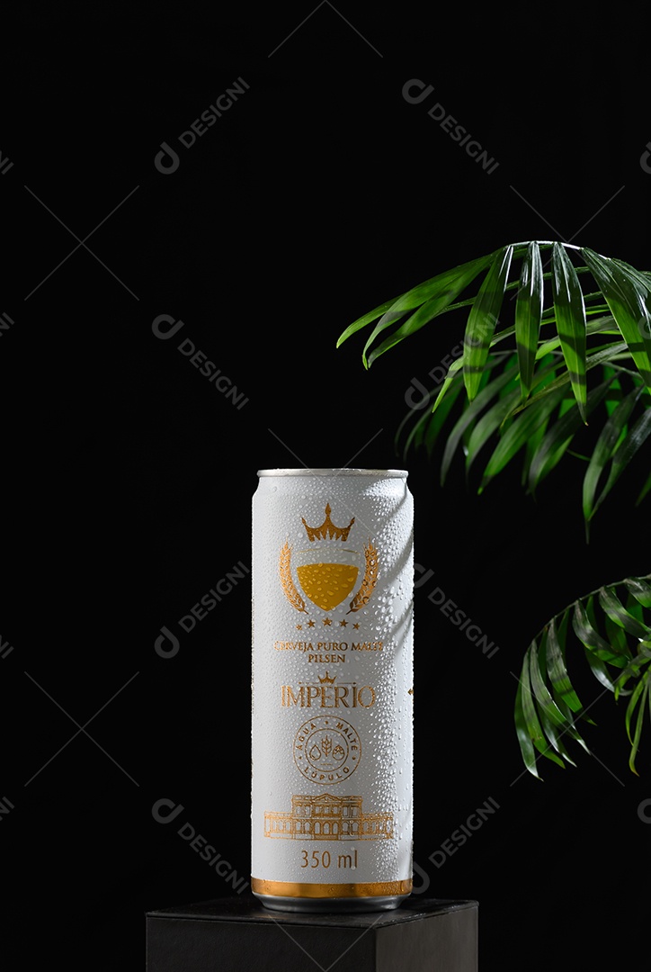 Lata de cerveja império sobre um mini pódio