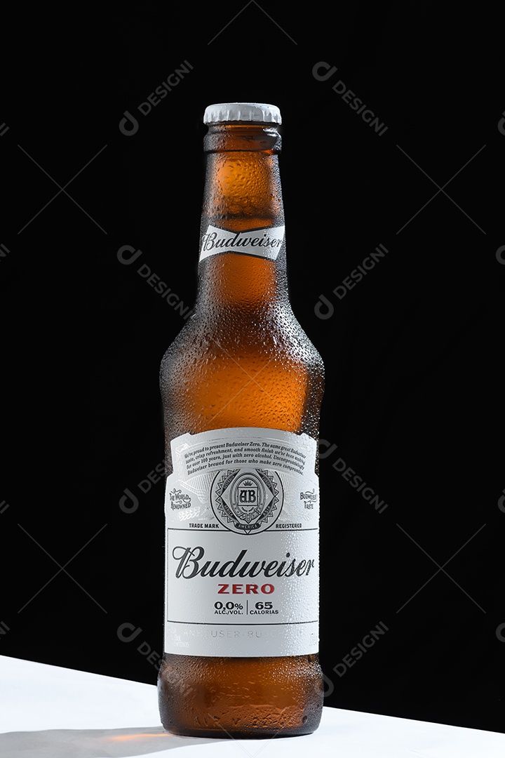 Garrafa gelada de uma cerveja budweiser
