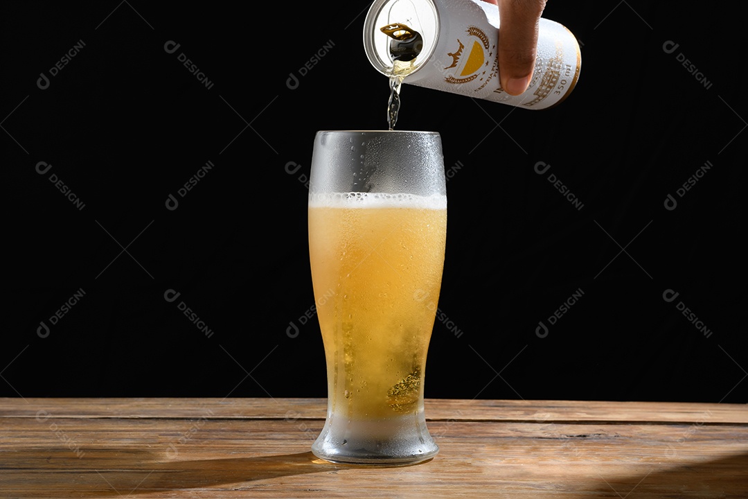 Mão colocando cerveja em um lindo copo