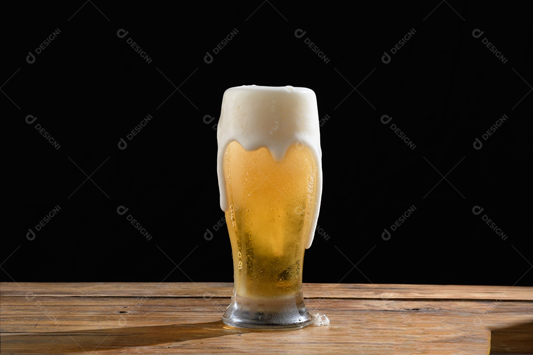 Copo de cerveja delicioso bem gelado