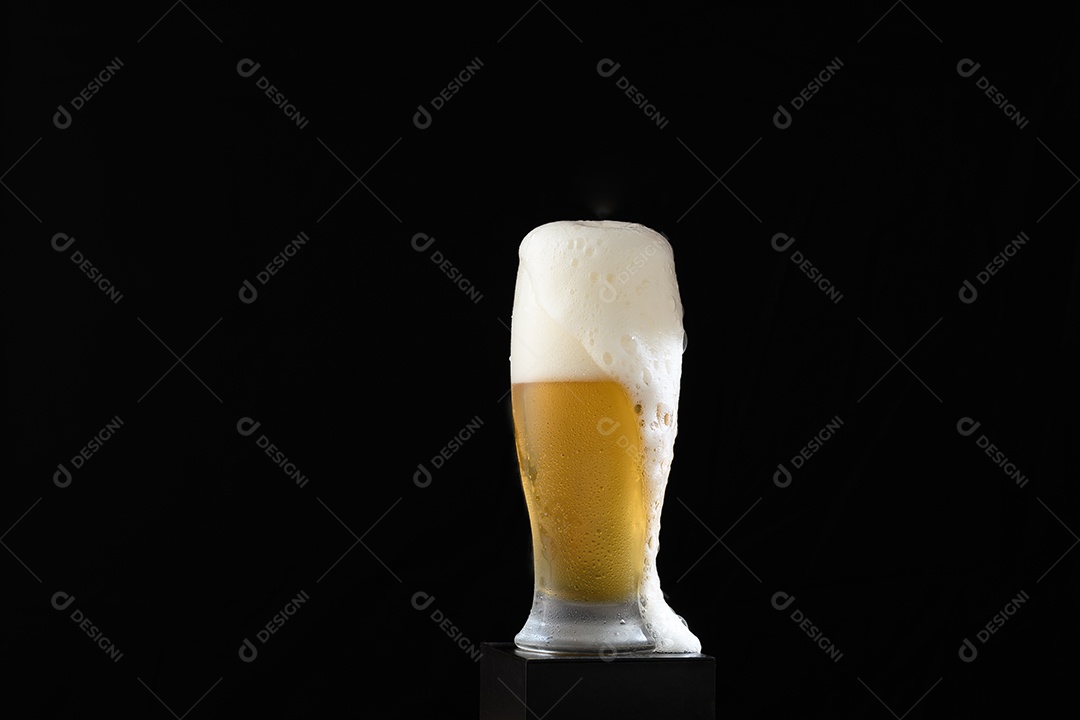 Copo de cerveja delicioso bem gelado