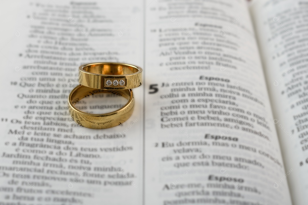 Um par de alianças sobre uma bíblia
