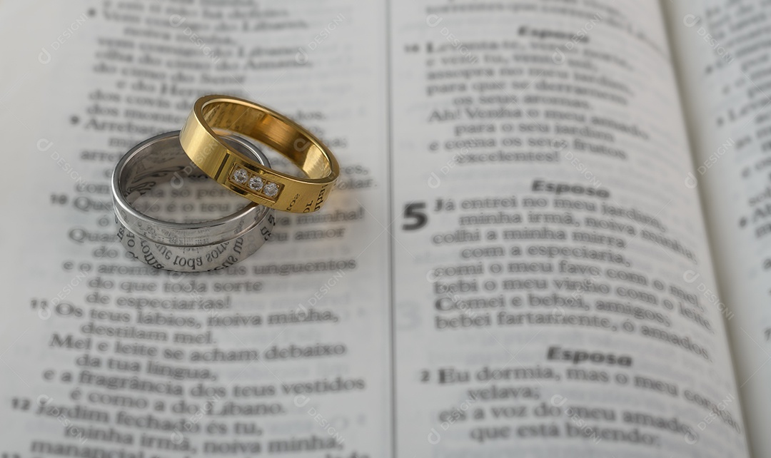 Uma bíblia com alianças em cima