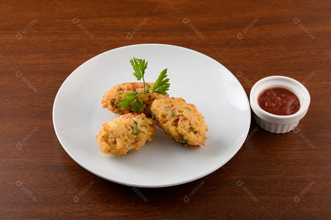 Bolinho de arroz recheado delicioso com molho ao lado