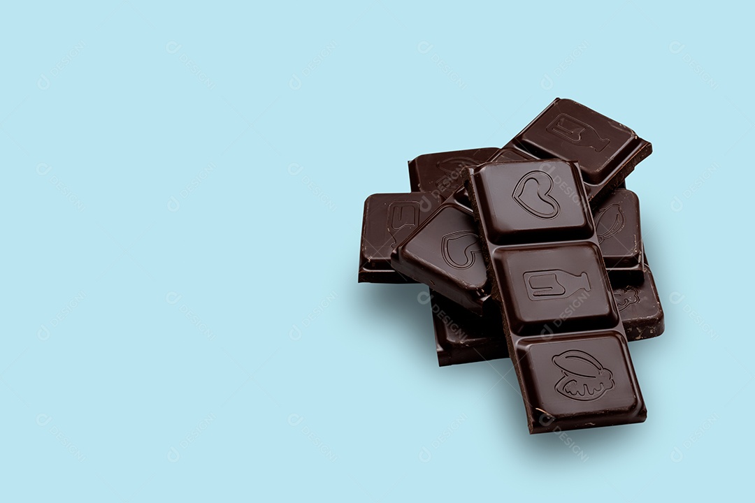 Barra de chocolate sobre fundo azul