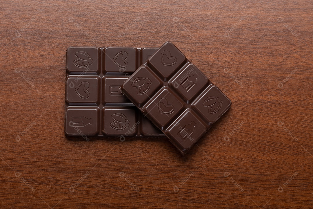 Barra chocolate em fundo de madeira
