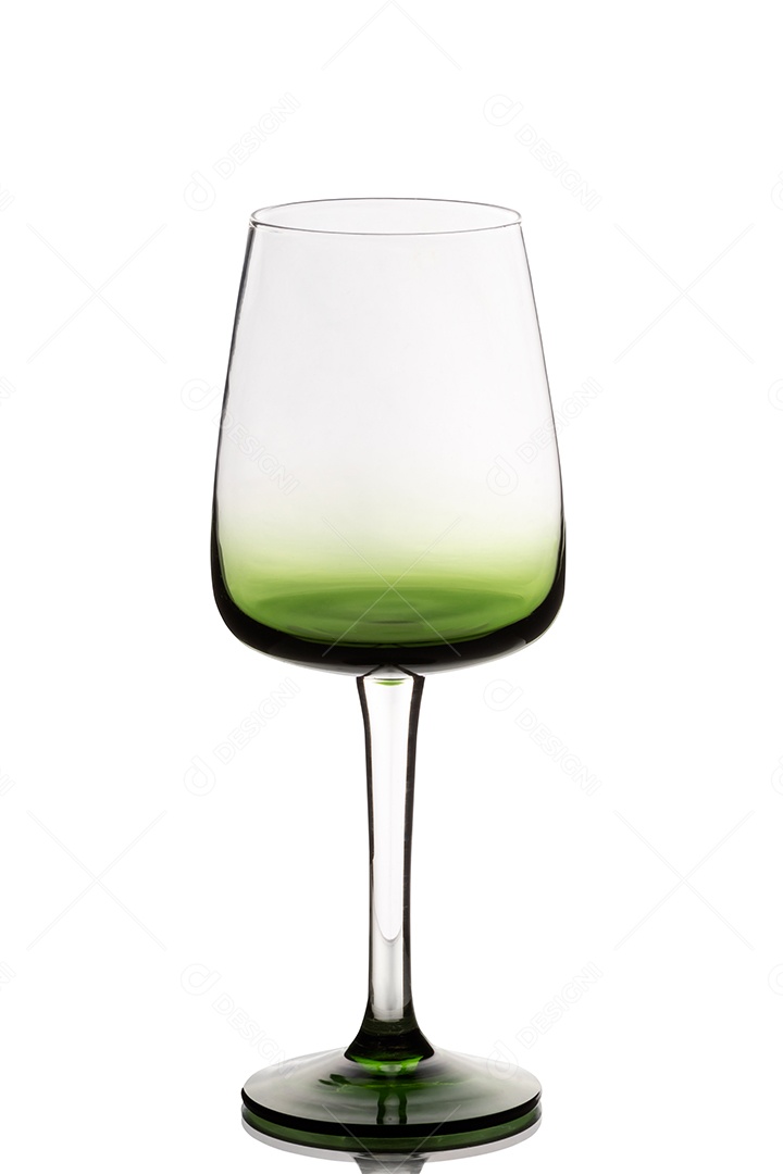 Taça de vidro chiquérrima sobre fundo branco